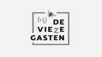 De Vieze Gasten Logo Bom X